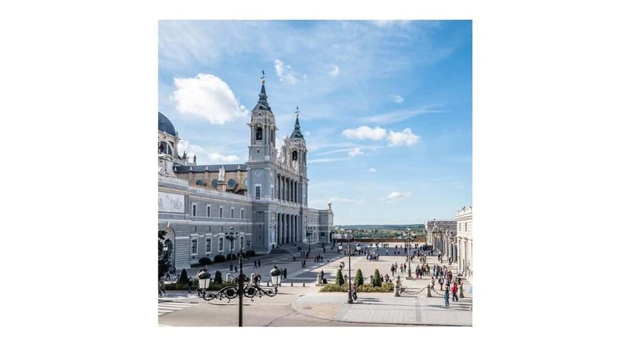 A more complete and fun audio-guided tour with an urban tuk-tuk - From Centro to the Royal Palace
