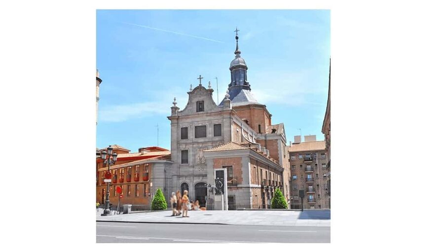 A more complete and fun audio-guided tour with an urban tuk-tuk - La Latina and Puerta de Toledo