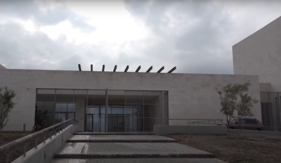 Aigai: Polycentric Museum & Royal Graves E-ticket with Audio - What the Audio Tours Add