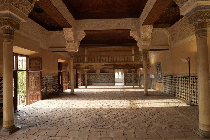 Alhambra and Nasrid Palaces Ticket with Audioguide - Generalife Gardens: a calm start or a long wait