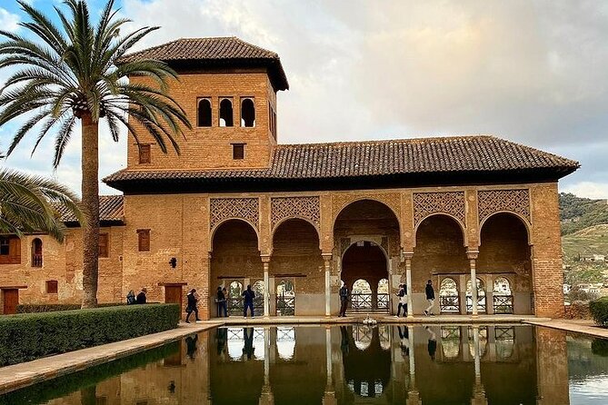 Alhambra Experience – Explore Nasrid Palaces & Generalife Gardens - The Nasrid Palaces: the reason most people come