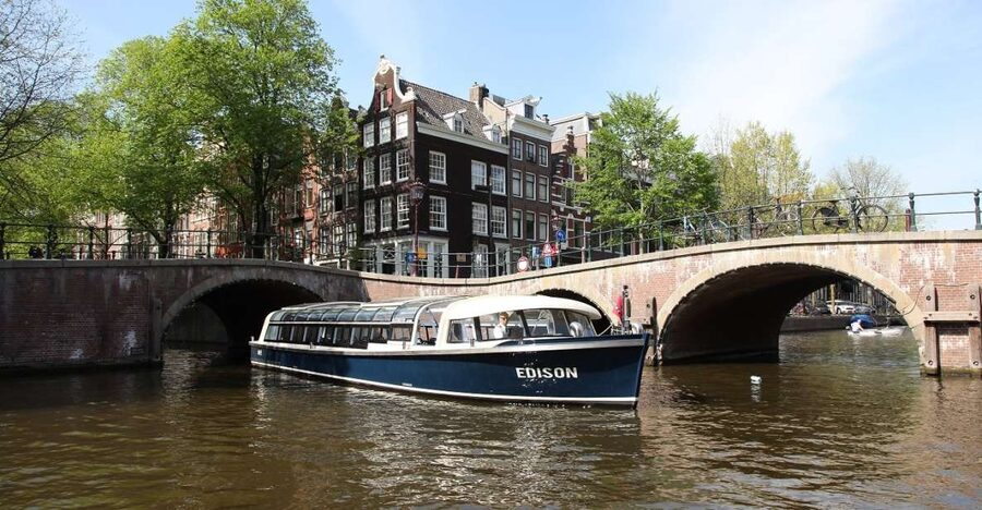 Amsterdam: 75 Minute City Canal Cruise with Audio Guide - The snackbox and onboard comfort