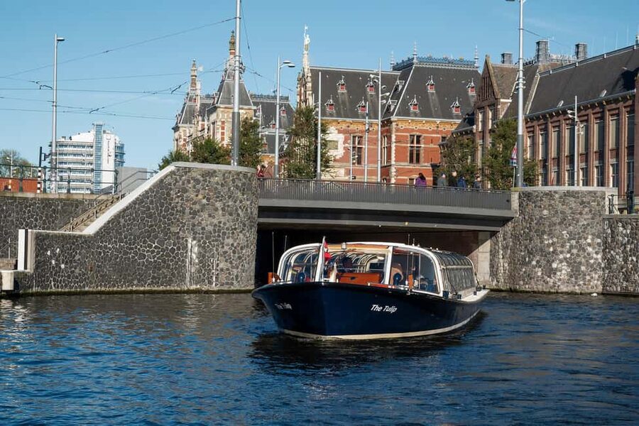 Amsterdam: Canal Cruise with Live Commentary & Audio Guide - Through Binnenstad and back to the IJ