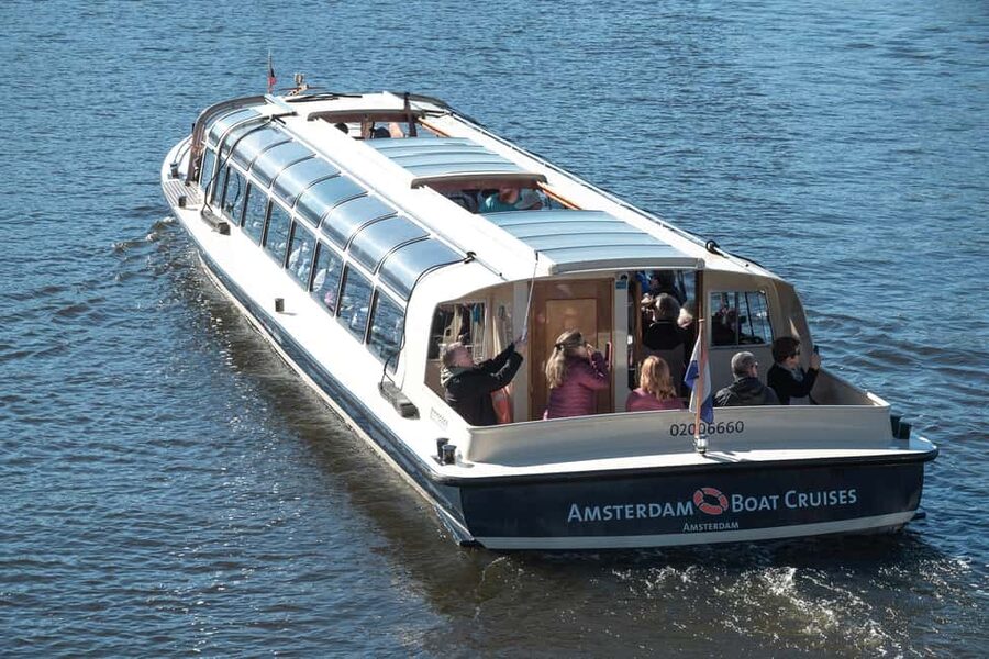 Amsterdam: Canal Cruise with Live Commentary & Audio Guide - Live commentary versus the audio guide