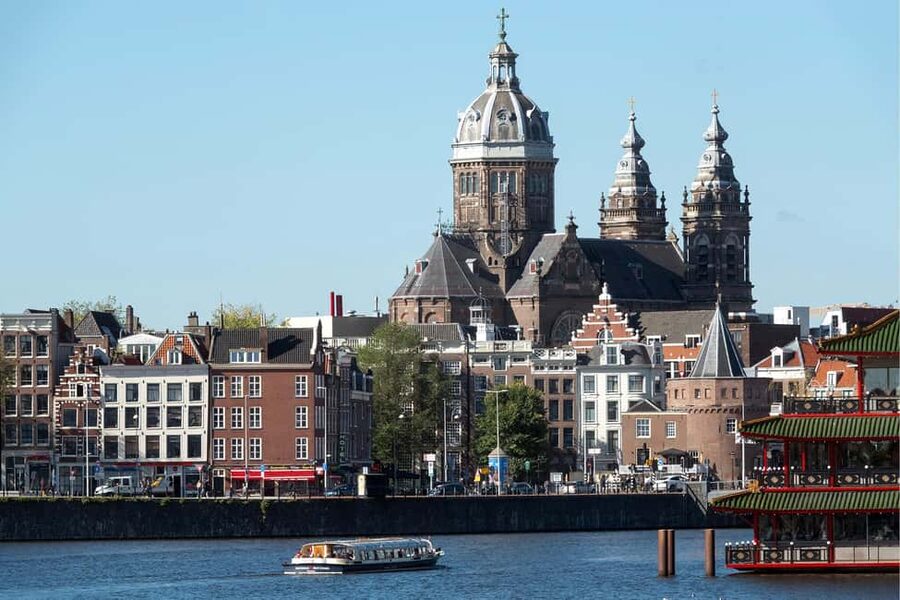 Amsterdam: Canal Cruise with Live Commentary & Audio Guide - A quiet ride on a covered electric boat