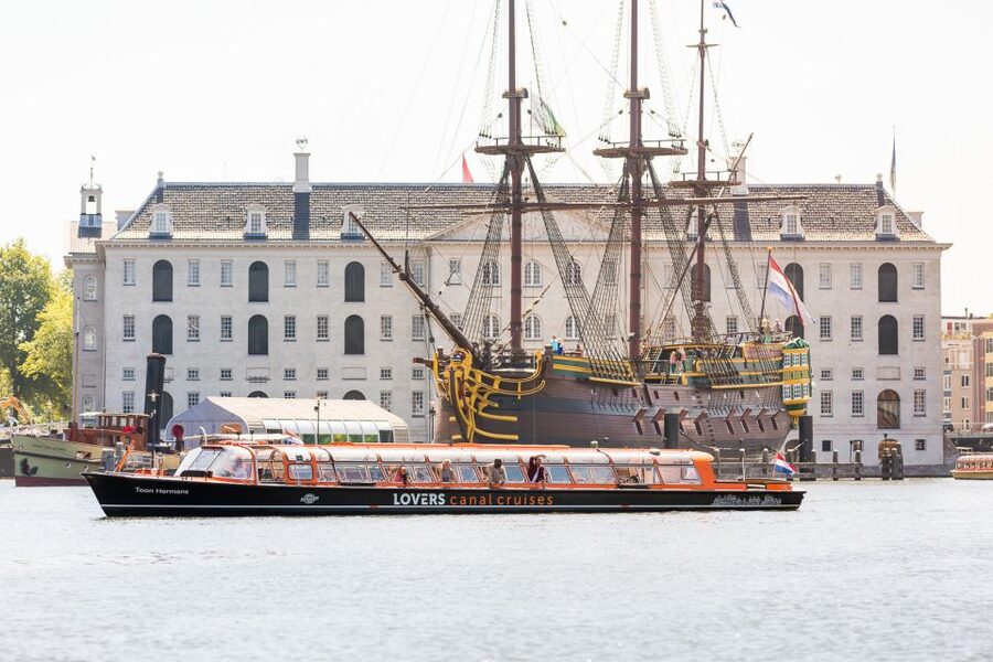 Amsterdam: City Centre Canal Cruise including Audioguide - The audio guide and the captains