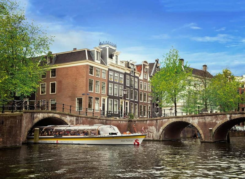 Amsterdam: Heated Canal Cruise Including Audioguide - Audio Commentary and the Captains