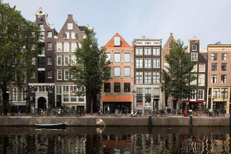Amsterdam: Red Light District 1-hour Smartphone Audio Tour - Starting with Amsterdam at Dam Square