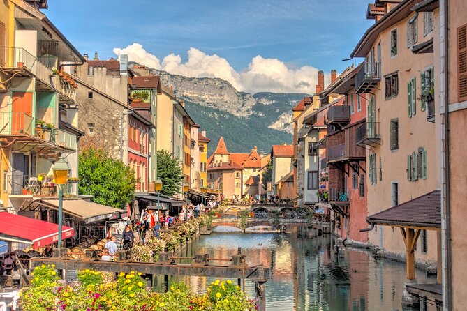 Annecy Scavenger Hunt and Highlights Self Guided Audio Tour - Saint-François and the Palais de l’Île