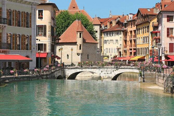Annecy Scavenger Hunt and Highlights Self Guided Audio Tour - Pont des Amours and the Jardins de l’Europe