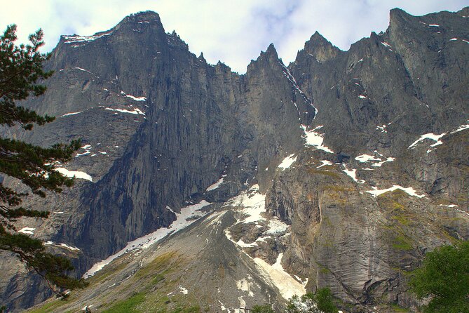 Audio-Guide Bus Tour at Scenic Routes of Åndalsnes to Trollstigen - Following the Rauma River into the valley