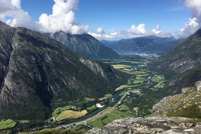 Audio-Guide Bus Tour at Scenic Routes of Åndalsnes to Trollstigen - A 15-minute stop at the Troll Wall