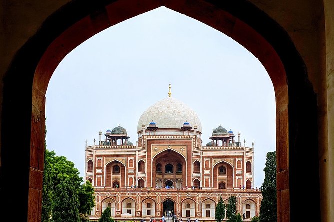 Audio Guided Walk of Humayun's Tomb & Nizammudin Basti, Delhi on HopOn India App - The main tomb, southern doorway, and smaller monuments