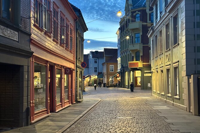 Audio Walking Tour in Bergen Famous Ghosts Location - The historic tower and Håkonshallen finale