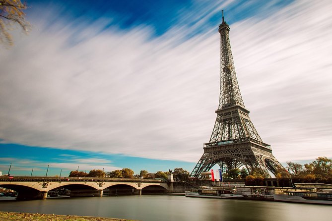 Audioguide - The Eiffel Tower and its secrets - The real logistics: phone, headphones, and access