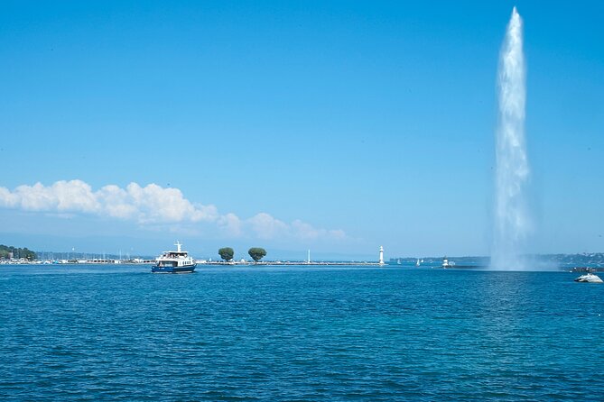 Audioguided sightseeing cruise of Geneva - Passing Pierre du Niton and the Jet d’Eau