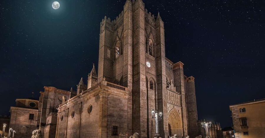 Avila: Cathedral Entry Ticket with Audio Guide - The nave and the shift from Romanesque to Gothic