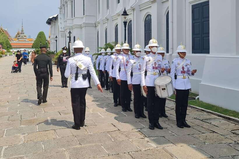 Bangkok Grand Palace & Emerald Buddha Flexible Pass w/ Audio - Dress, walking, and temple etiquette