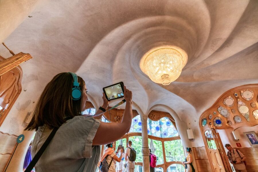 Barcelona: Casa Batlló Entry with Self-Audioguide Tour - Entering the house and getting your bearings