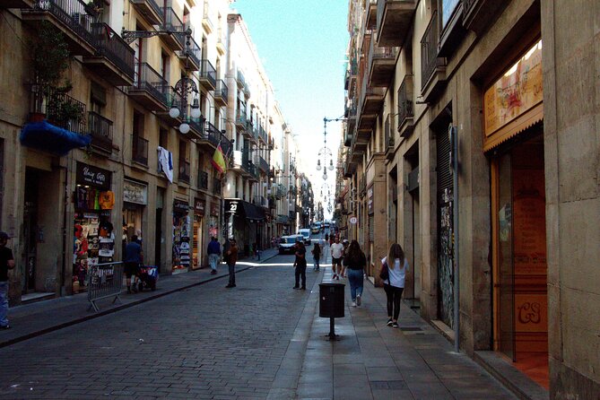 Barcelona's El Raval and the Gothic Quarter: A Self-Guided Audio Tour - How the VoiceMap app works in practice