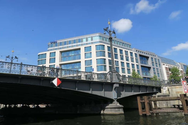 Berlin: Boat Sightseeing Cruise with Audioguide - From the Nikolai Quarter to Museum Island