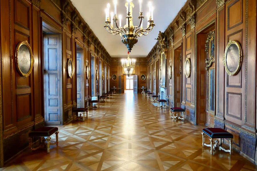 Berlin: Charlottenburg Palace & Gardens Ticket & Audio Tour - Entering the palace with a phone ticket