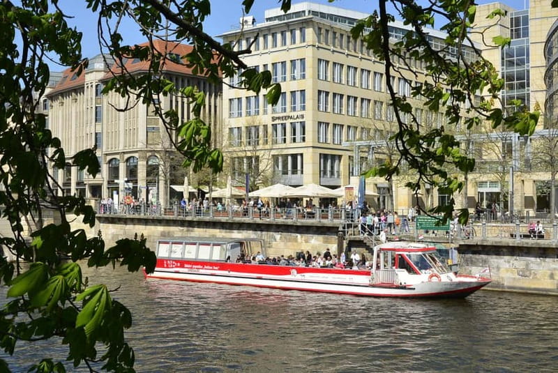 Berlin: Panoramic Boat Tour with Bilingual Audio Guide - Humboldt Forum and Nikolaiviertel from the river