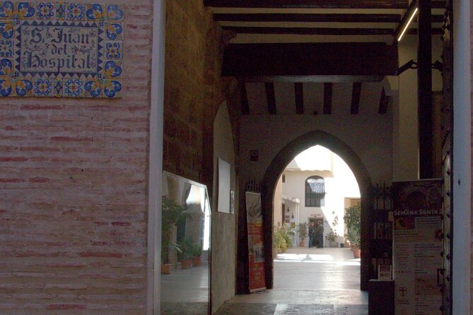 Between Two Gates: A Self-Guided Audio Tour in Valencia - Palace façades and Europe’s narrowest house
