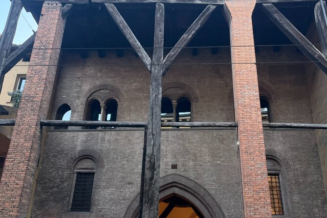 Bologna: A Self-Guided Audio Tour from Porta Galliera to Le Tre Frecce - Food streets in the Quadrilatero
