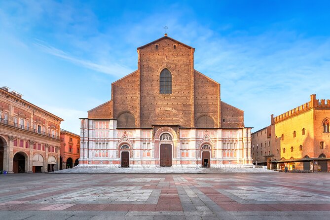 Bologna: City Walk with Audio Guide in 7 Languages on your Phone - Seven languages, headphones, and phone preparation