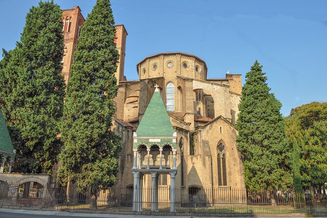 Bologna: City Walk with Audio Guide in 7 Languages on your Phone - San Petronio and Bologna’s grand scale