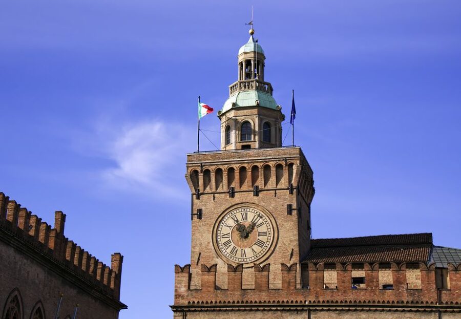 Bologna: Clock Tower Audio Guide and Food Tasting - Starting beside Neptune Fountain