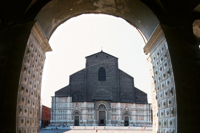 Bologna's Ancient and Recent History: A Self-Guided Audio Tour - How the VoiceMap format works on the street