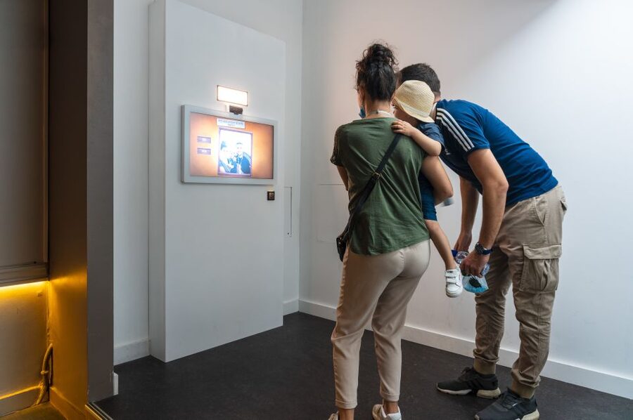 Bruges: Choco-Story Museum with Audio Guide and Tastings - How the audio guide works