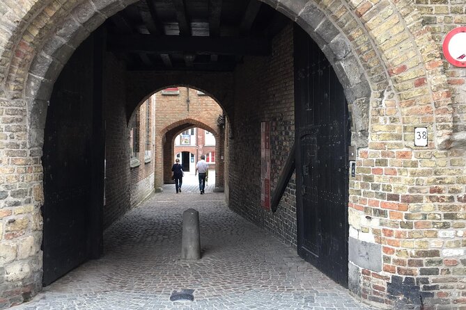Bruges’ Legends and Hidden Treasures: A Self-Guided Audio Tour - Oude Burg, Gruuthuse Palace, and the city’s older lanes