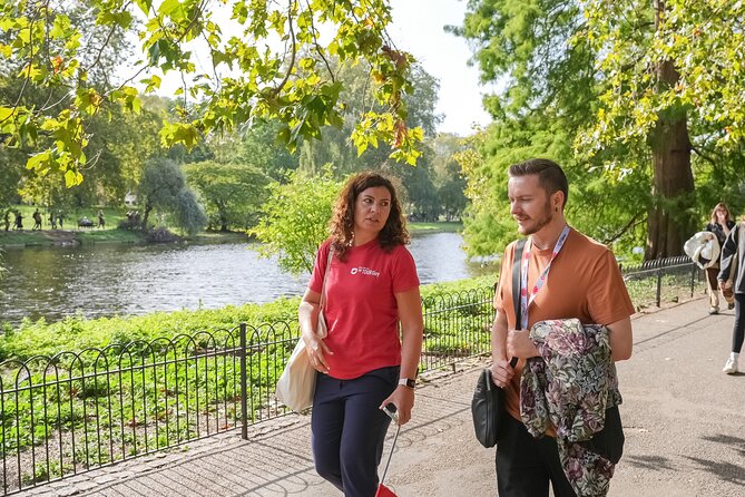 Buckingham Palace: Walking Tour with Entry & Audio Guide - Reaching Buckingham Palace with entry arranged