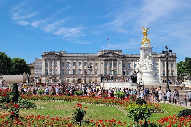 Buckingham Palace: Walking Tour with Entry & Audio Guide - St James’s Park, once home to a Royal Zoo