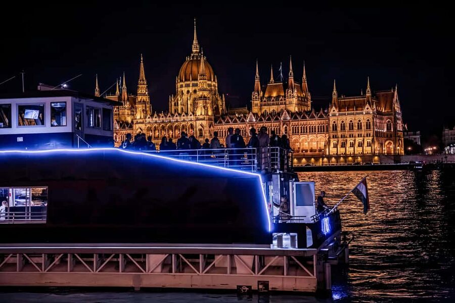 Budapest: Danube River Sightseeing Cruise with Audio Guide - Choosing the best departure time