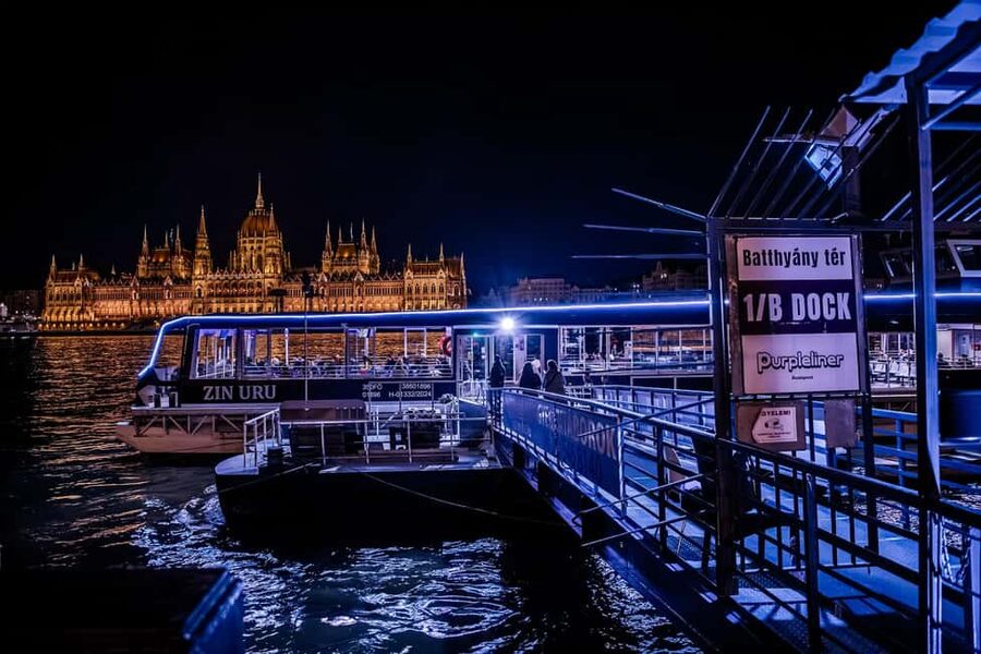 Budapest: Danube River Sightseeing Cruise with Audio Guide - Food, drinks, and the type of cruise