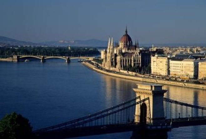 Budapest Guided City Tour and Danube Cruise Audio Guide - A four-hour introduction to Budapest
