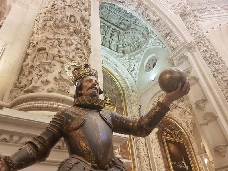 Cathedral and Giralda Entry Ticket with Audio Guide - Inside Seville Cathedral, a building that takes time to read
