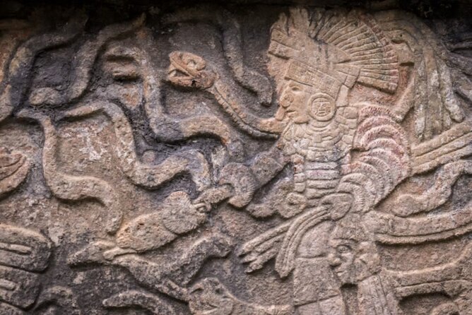 Chichen Itza Walking Tour with Audioguide (no ticket) - App tour versus a human guide