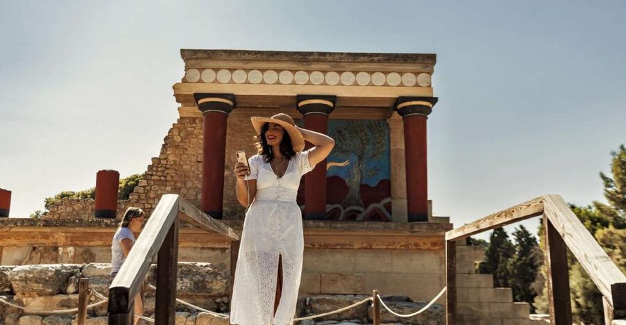 Crete: Knossos Palace and Museum E-Tickets with Audio Guides - What the audio guide adds to the palace