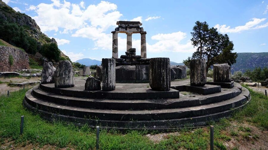 Delphi Self-Guided Tour with 3D Models & Audio (No Ticket) - Art highlights: the Charioteer and Sphinx of Naxos