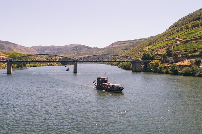 Douro Valley: Rabelo Boat Tour with Port Wine & Audio Guide - The upper valley estates: Merouço, Malvedos, and Tecedeiras
