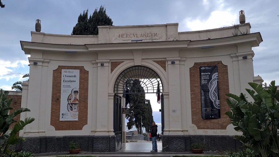Ercolano: Herculaneum Skip-the-Line Ticket & Audio Guide - Arriving with a mobile ticket and audio guide