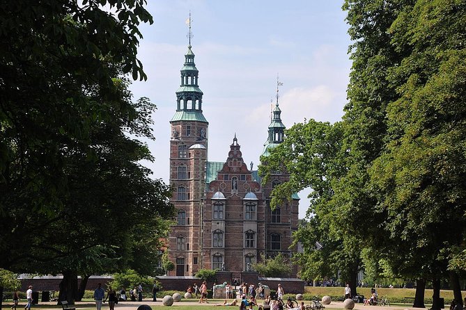Explore Copenhagen: Self-Guided Audio Tour - Amalienborg and the living Danish monarchy