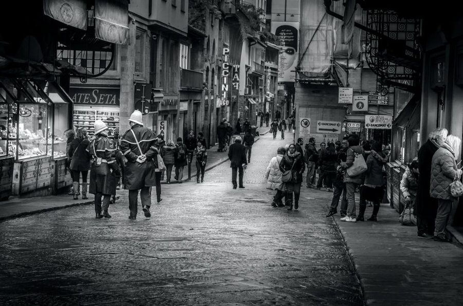Florence: 2.5 hour Audio Guided Walking Tour led by Host - Pitti Palace and the Santo Spirito side of Florence