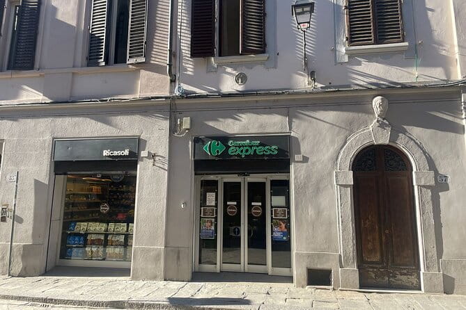 Florence Accademia Gallery Entry Ticket & Audio Guide App - Meeting the assistant outside the gallery