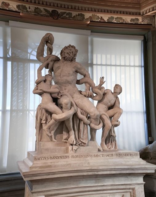 Florence: Uffizi & Accademia Priority Tickets with Audio App - Walking onward to the Uffizi Gallery